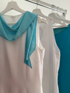 garderobe-kleidung-blau-weiss